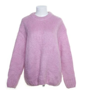 Stickad tröja - Säljer denna fina stickade tröjan ifrån asos då den tyvärr inte kommer till användning💕 den är i storlek 40 men skulle söga att den passar xs-l beroende på hur man vill att passformen ska va. Den är i bra skick🥰