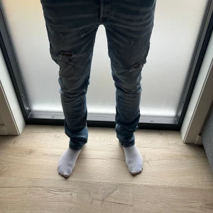 Jack & Jones jeans - Ett par Jack & Jones jeans med slitningar. Modellen är 170 och väger 60kg. Skick 9/10, midja 30 längd 30. Hör av er vid minsta oklarhet🇮🇹