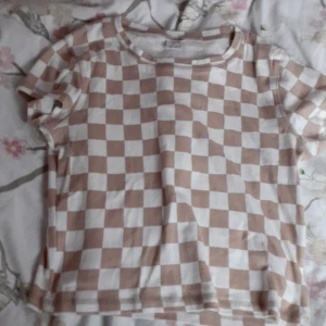 T-shirt  - Säljer denna T-shirt för 25 kr ink frakt 20 kr💞 Knappt använd ksk 3-5 ggr💗 Jättebra skick, kan gå med på prissänkning. Storlek 170