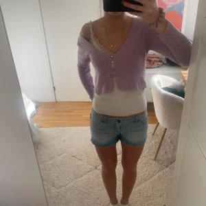 Lågmidjade jeansshorts  - Snygga ljusblå, lågmidjade shorts!!