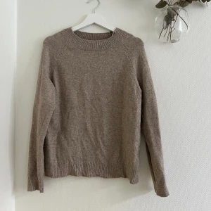 Tunnstickad brun tröja  - Tunnstickad brun tröja från only, använd fåtal gånger men fortfarande i nyskick! Storlek M men passar allt från xs-m beroende på hur man vill att den ska sitta 