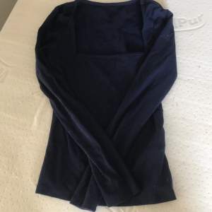 Jag säljer en tröja från Shein som inte kommer till användning!💕 Tröjan är i storlek 150! Och den är i bra skick! Kontakta mig om du är intresserad!💕