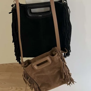 Maje väskor - 2 för 3000, den svarta separat för 1300 eftersom den är i sämre skick än den bruna. Den bruna separat för 1700. 