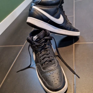 Nikeskor - Strl 42 Sparsamt använda och i gott skick. 