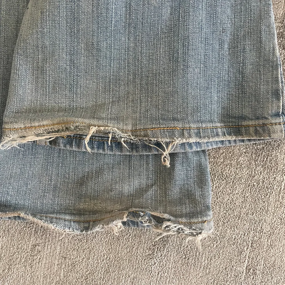 Lågmidjade utsvängda jeans från YMI som inte kommer till användning. Det är lite slitna (se bild 3) men annars i perfekt skick! . Jeans & Byxor.