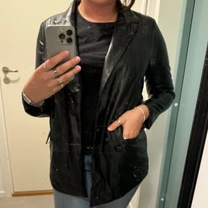 Faux leather jacket - Fejk-skinn jacka i kavajmodell! 🌸 Från Missguided i strl 38. 