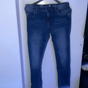 Hej jag har haft dom hära jeans inte så läge men jag vill bli av med dom för dom passar inte mig längre 