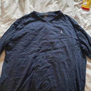 Jätte fin Ralph Lauren tröja i storlek XL sitter som L! perfekt att ha över en skjorta t.ex! Sparsamt använd🤙 Fick den som present så vet inte riktigt nypris! Tar emot prisförslag!🤑