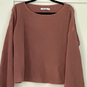 Brunröd stickad tröja  - Storlek M från NA-KD 🍂 Använd mycket men det syns inte då den är i väldigt bra skick! 