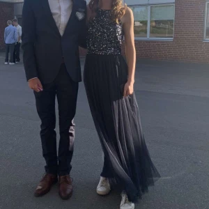 Navy blue balklänning - Jag säljer denna superfina balklänning som endast är använd 1 gång i superfint skick, nypris 1500kr men säljer för endast 700kr 💕💕(pris kan diskuteras)