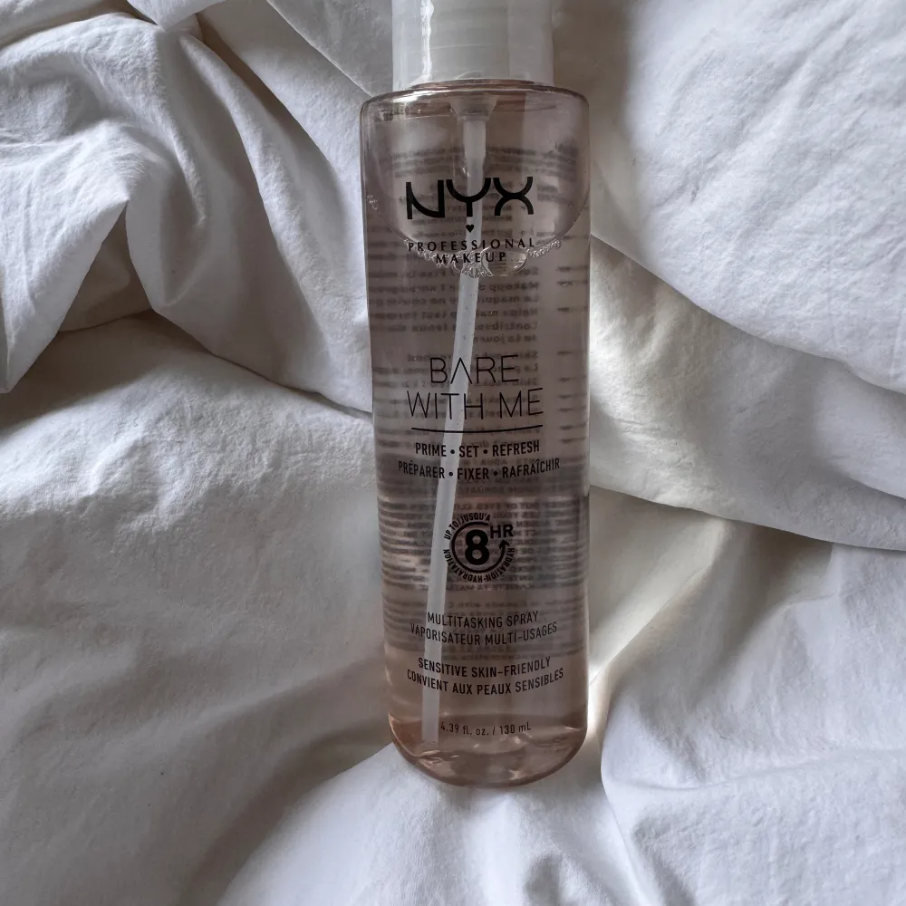 Säljer denna Nyx Prime Set Refresh Spray som väldigt sällan har blivit använd🫶🏻Skulle estimera att ungefär 95% av sprayen är kvar i flaskan!. Skönhet.