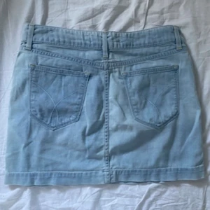 Jeanskjol - Så fin jeanskjol från Calvin Klein i den perfekta ljusblå färgen, storlek M. Inga defekter! 450kr