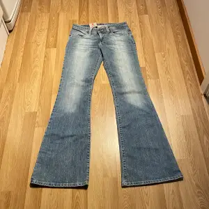 (23) De perfekta ljusblåa lågmidjade bootcut jeansen, helt nya med lappar kvar. Modellen är ”low flare” Midjemått rakt över:  35cm, innerbenslängd 81 cm 🩵