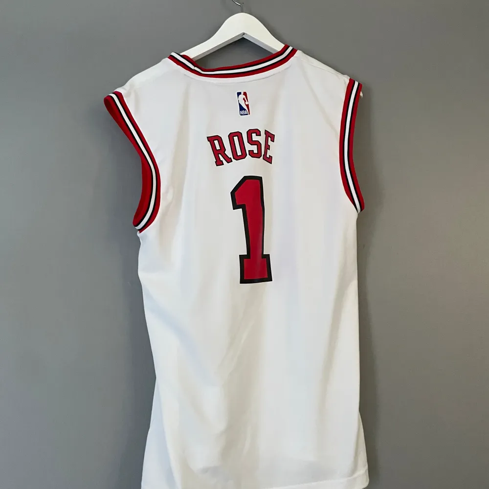 NBA  tröja aldrig använd skick 10/10| Rose på ryggen . Sport & träning.