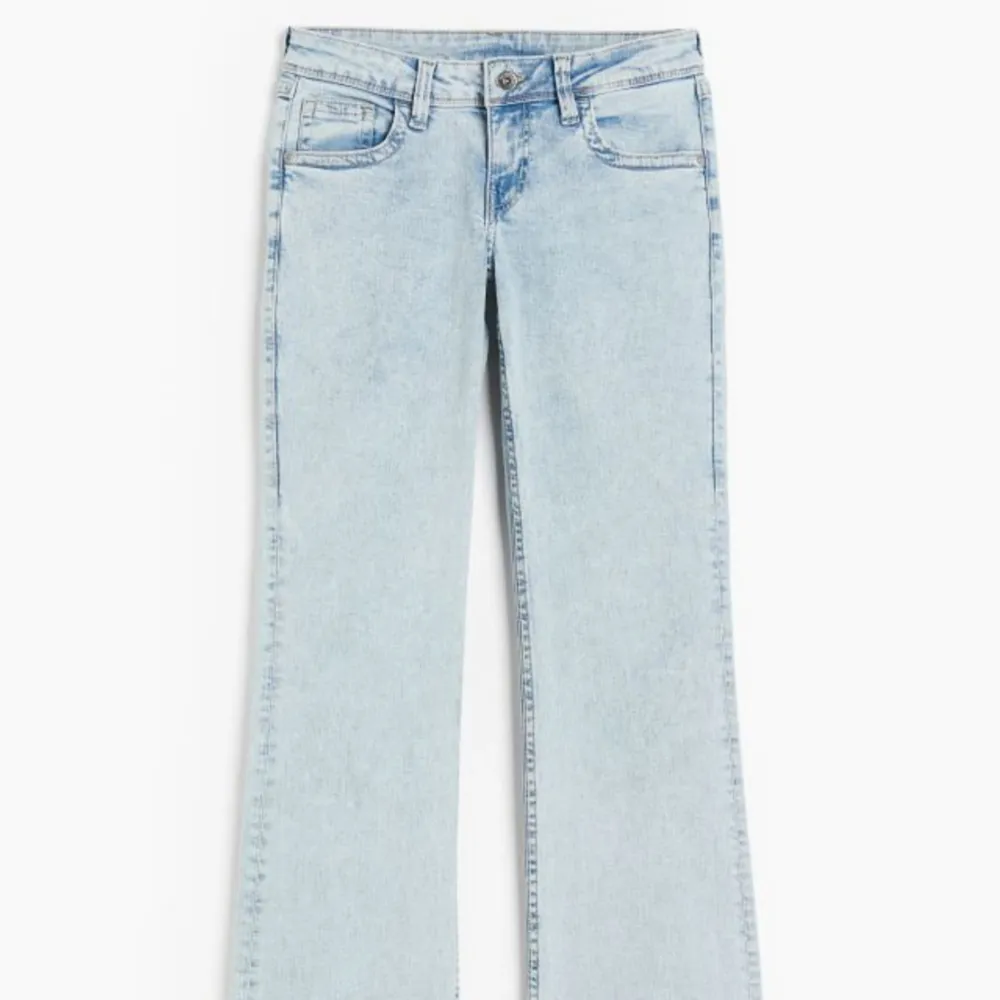 Lågmidjade ljusblåa bootcut jeans från H&M, finns typ aldrig i lager.  Har i både strl 34 och 36. Men säljer dessa i strl 34 nu! Dock är dessa som en strl 36 då dom är väldigt stretchiga.. Jeans & Byxor.