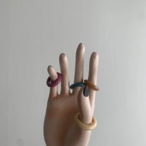 4 ringar från Pull&Bear 💙💜 - 4 super aesthetic ringar från Pull&Bear. Superfint skick och aldrig använda, vet inte exakt storlek men skulle söka att dom är 16,5-17,5mm❤️❤️ Alla ringar sälja tillsammans