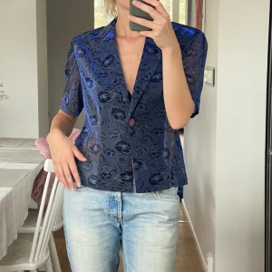Vintage topp  - Blå, skimrande topp köpt second hand. Står inte storlek men sitter oversized på mig som har S annars. 