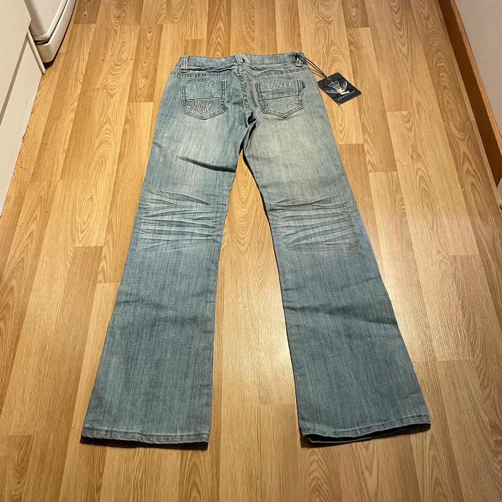(21) Ljusblåa lågmidjade bootcut jeans helt nya med lappar kvar. Midjemått rakt över: 33cm, innerbenslängd: 83cm stretchiga 🩵. Jeans & Byxor.