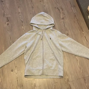 Ralph Lauren zip hoodie - Fint skick och knappt andvänd, inga hål eller fläckar finns på tröjan. Har tyvärr inte kvar kvittot 