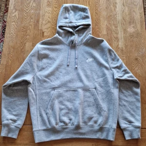 Nike hoodie  - Hög kvalitet grå Nike hoodie med baggy fit och mjuk insida.