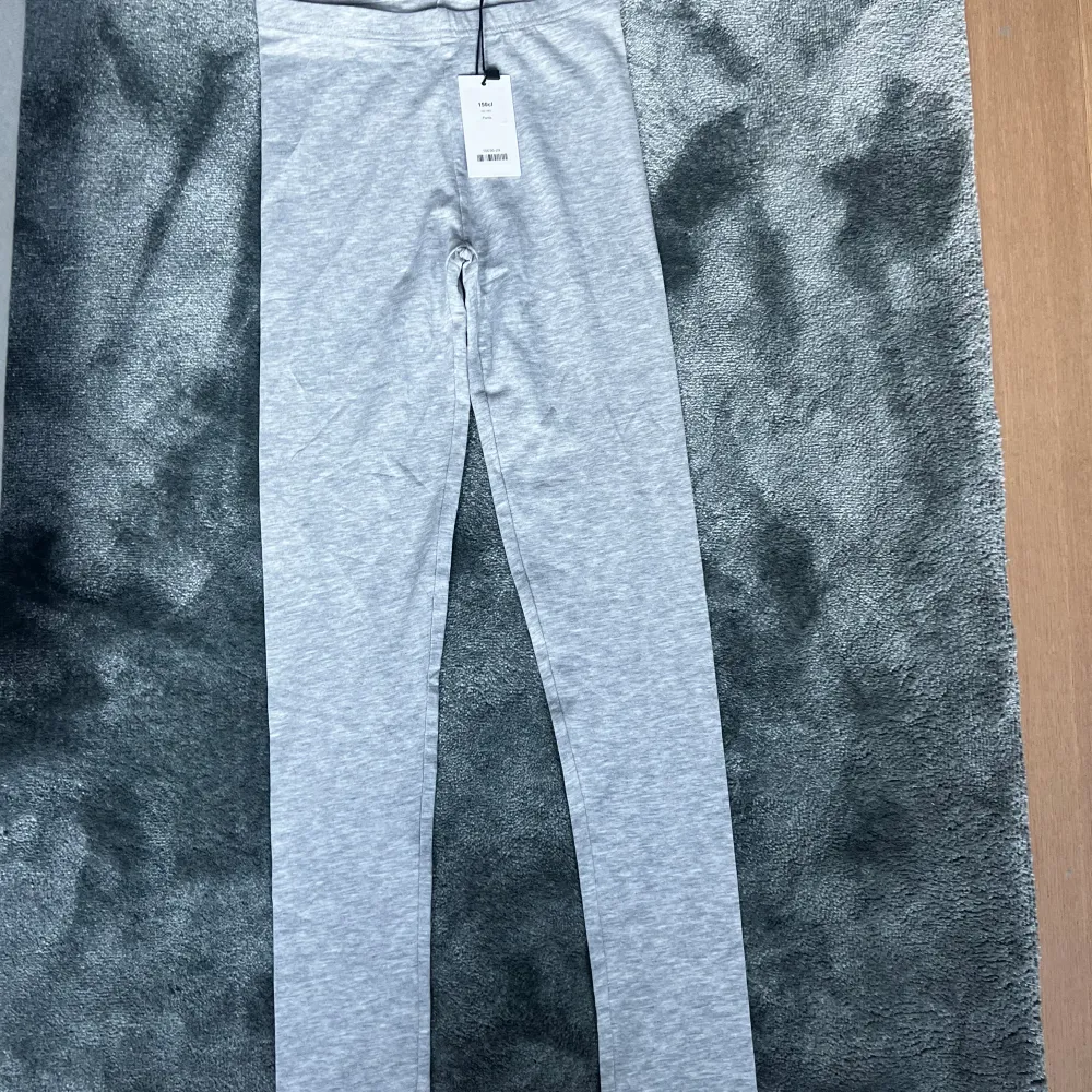  Ett par grå leggings från lager 157🩵 helt nya har lappen kvar 🩵säljer på grund av att de är för små 🩵 nypris 55 kr säljer för 30kr 🩵 vid mer frågor eller bilder kontakta mig🩵. Jeans & Byxor.