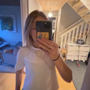 Zara topp - Söt, i storlek 152. Skulle säga att den kanske liknar en xs, så ser den ut på mig som oftast bär s💓