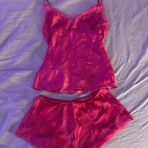 Victoria’s Secret pyjamassett - Fast pris då jag sänkt det nu. Pyjamasset med spetslinne och spetsshorts. Köpte på Victoria’s Secret butiken 2021 i sthlm för 649💖 Shortsen är storlek XS och linnet är storlek S. Knappt använd!