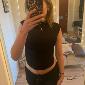 Ginatricot topp - ”Soft touch funnel neck top” från Gina Tricot. I nyskick, säljer då den inte kommer till användning 