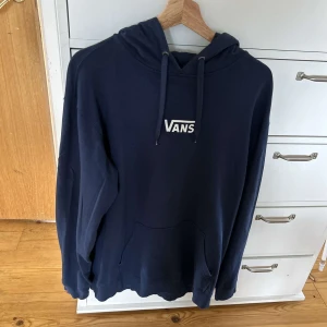 Vans hoodie - Snygg mörkblå vans hoodie använd ett fåtal gånger