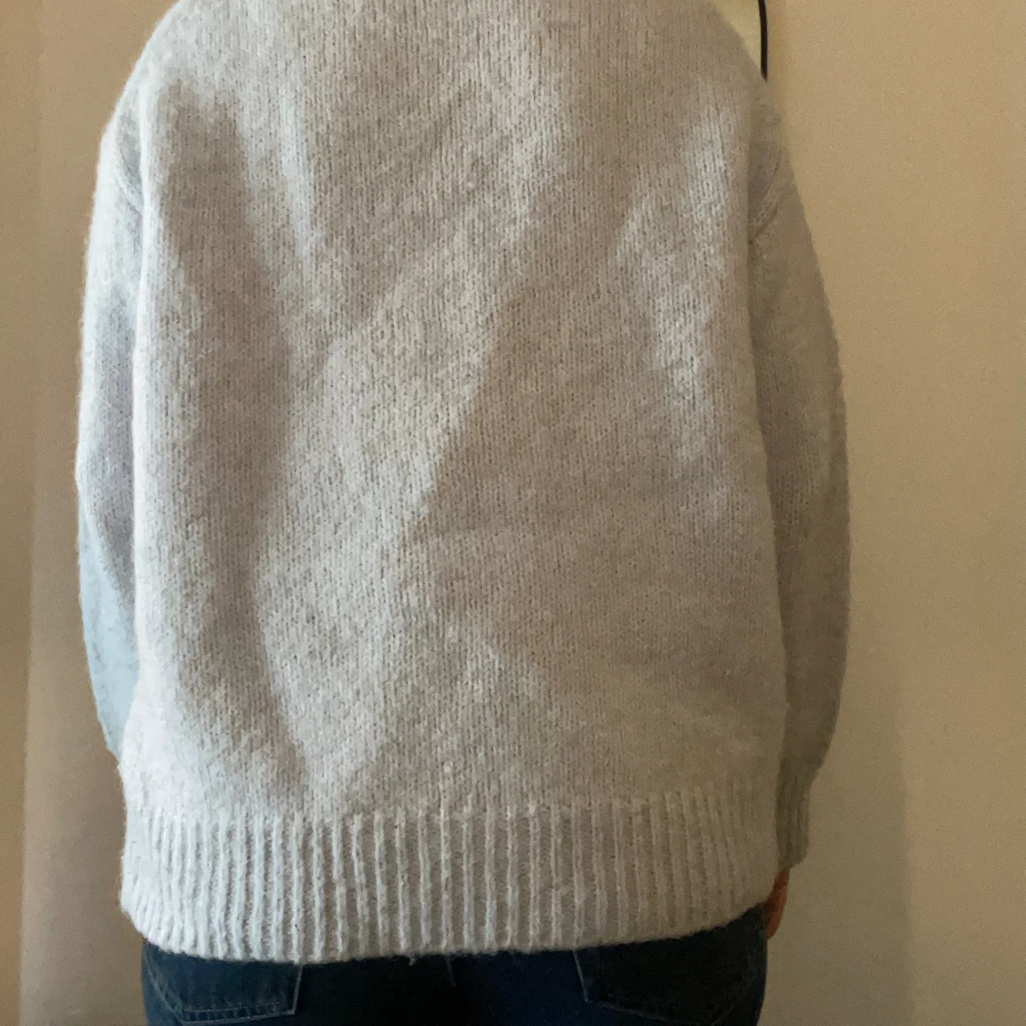 Stickad ljusblå tröja  - 91