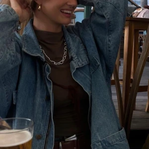 Jeanskappa/jeanstrenchcoat - Så ball jeanskappa/jeanstrenchcoat!❤️‍🔥 Köpt secondhand förra året. Använd fåtalet gånger. Perfekt nu till vår och sommar. Super snyggt med en denim on denim look eller till sommarkvällar med en kort klänning och ett par boots🌞😎😍 storlek står ej. Ca. M