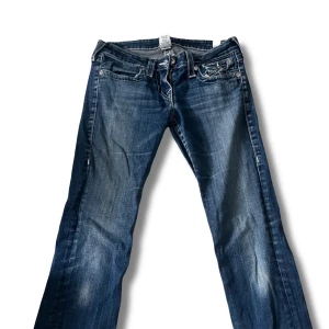 True religion jeans  - Säljer mina sjukt snygga true jeans. Midja 37 innerben 82. tyvärr för små för mig nu, där av kan jag tyvärr inte skicka bild när jag har på mig dem. De är utsvängda o sitter perfa. Hoppas den nya ägaren får bättte användning av dem❤️pris diskuterbart