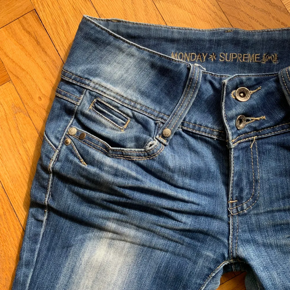 Super snygga vintage låga jeans från Monday som inte kommer till användning, storlek står inte men skulle säga 28/29. Skriv om du vill ha måtten!!. Jeans & Byxor.