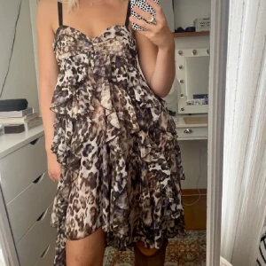 Leopard klänning  - Skit snygg leopard klänning, perfekt till sommaren/våren🧡. Pris kan diskuteras 
