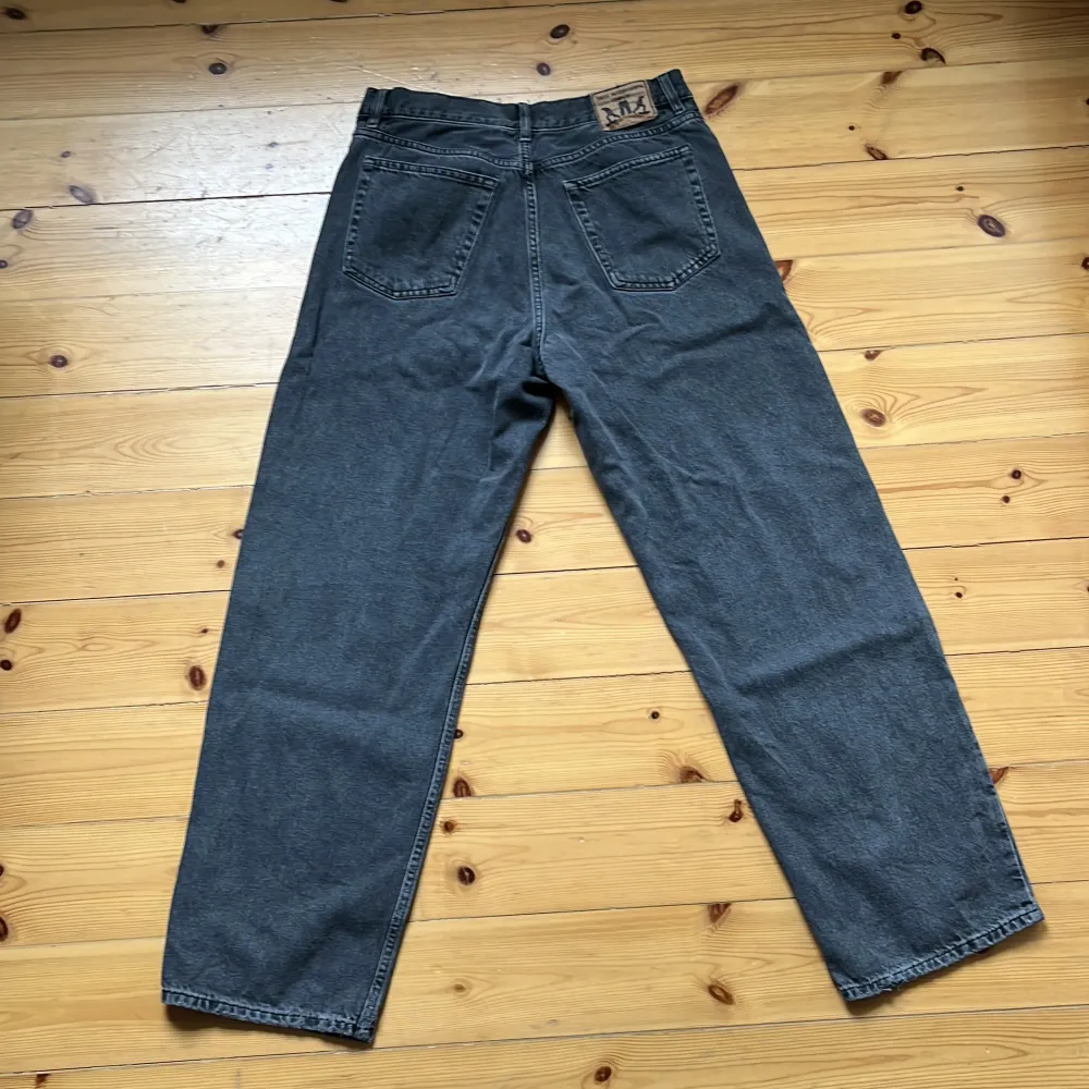 Säljer nu två sparsamt använda jeans från Sweet Sktbs i blå och grå färg🛹De är båda i storlek Xs och sitter baggy på mig som är 178 cm lång🙏Köper man ett par kostar det 250🐉 Par 1🟦: Kvar    Par 2⬜️: Såld. Jeans & Byxor.