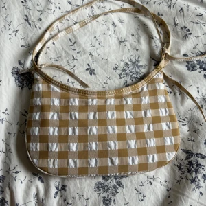 Söt väska perfekt till sommaren😙💘 - Säljer denna söta väskan från Zara. Den är sparsamt använd och ser i pincip ny ut💕💕 Priset går att diskutera vid snabb affär😊💞