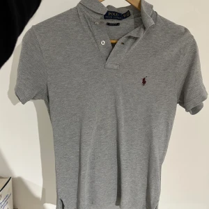 Polo Ralph Lauren piké  - Säljer du denna fräscha Ralph Lauren piké i toppskick som ligger på 1200kr nypris. Mittpris 400kr. Bara att höra av er vid frågor. Mvh Liam
