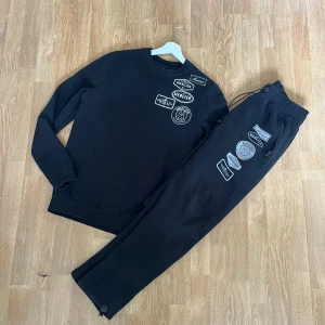 Mercier Tracksuit  - Mercier Tracksuit köpt i London och är i riktigt bra skick 9/10. St M i båda plaggen. Vid minsta fråga bara hör av dig 📩