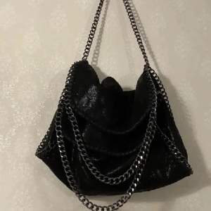 Säljer denna fake Stella Mcartney väska i storlek L. Vid eventuella frågor eller funderingar kom privat!🩷🩷