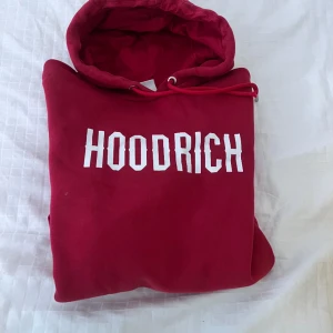 Hoodrich  - Säljer mitt röda hoodrich sett då den inte kommer till användning längre, bra skick  