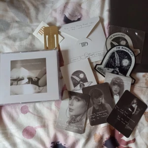 Taylor Swift tortured poets department - Säljer en Taylor Swift the tortured poets department collectors cd eftersom jag beställt en extra till min vän som vill ha en vinyl istället. Kommer att skickas hem den 29 april när den kommer fram. Oöppnad :) 