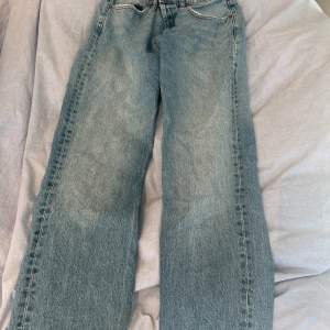 Säljer mina mid Waist jeans från zara då de har blivit för små för mig 💗