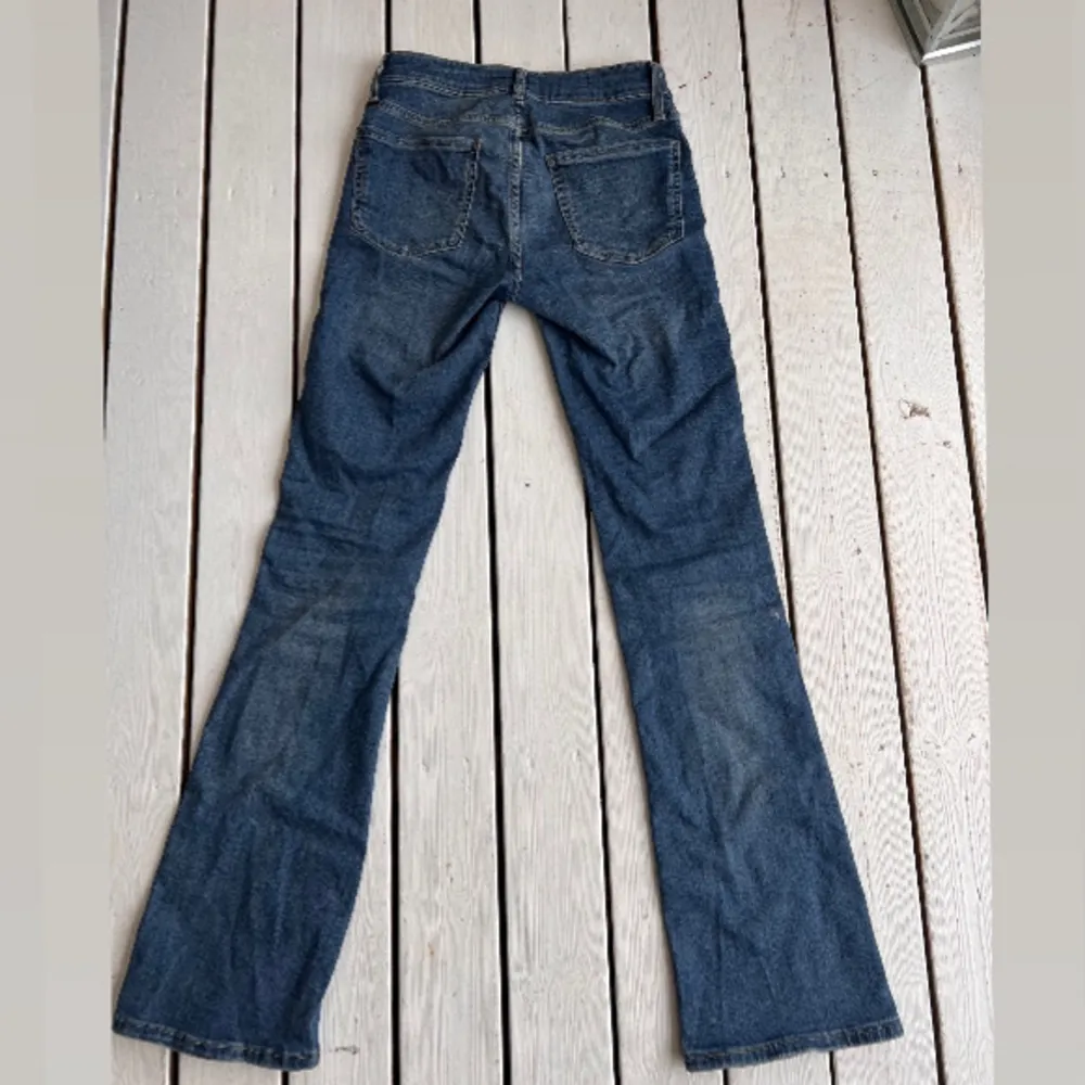 säljer minna zara jeans som jag andvänt 1 gång då jag tycker de är för korta för mig som är 166. . Jeans & Byxor.