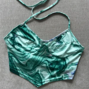 Grön mönstrad topp - Från shein. Aldrig använd. Väldigt mjukt material. 