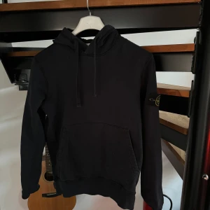 Stone Island Hoodie - Marinblå stone island hoodie i väldigt bra skick utan några tecken på slitage alls. Använt sparsamt. Väldigt mörk och snygg marinblå färg.