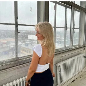 T-shirt öppen rygg - T-stirt med öppen rygg, aldrig använd. Säljer då den inte kommer till användning 