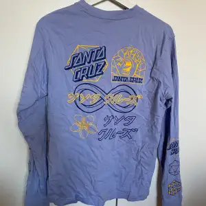 Ljusblå långärmad Santa Cruz t-shirt i ”serien” Infinity.  Skulle säga normal till stor i storleken.  Knappt använd så i väldigt gott skick.  Tvättas och strycks givetvis innan den skickas.  Köparen står för frakten ⚠️