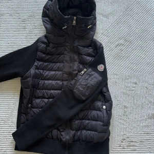 Moncler Cardigan - Säljer min Moncler Cardigan eftersom den kommer inte till min användning. Skick 9/10. Storlek M men passar även S. Priset kan diskuteras.