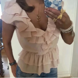 Volangblus  - Säljer denna fina blus 