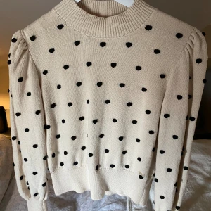 Stickad tröja  - Supergullig stickad tröja från Lindex. Sparsamt använd💗